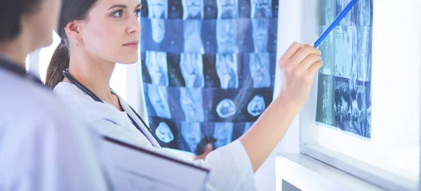 Deux femmes médecins pointant des rayons X dans un hôpital — Photo