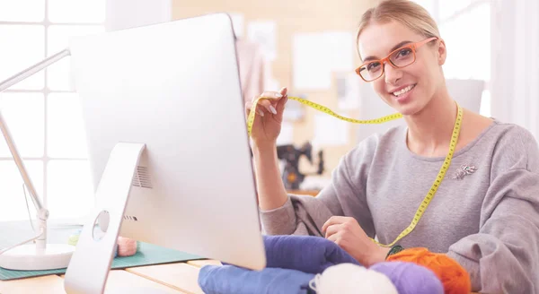 Mode ontwerper met behulp van tablet computer in de studio — Stockfoto