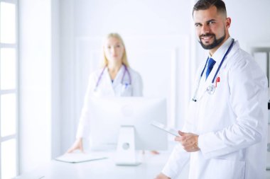 Bir grup doktor danışma odasında.