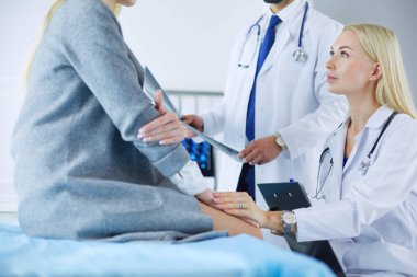 Doktor ve hasta tarama sonuçlarını tarama merkezinde tartışıyor