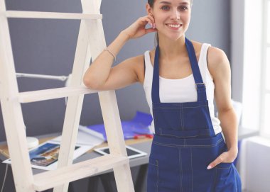 Matkap ayakta yeni ev işçi kadınla.