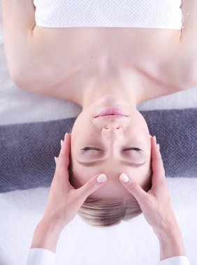 Masaj masasında uzanmış gözleri kapalı rahatlayan genç bir kadın. - Kadın. Spa salonu