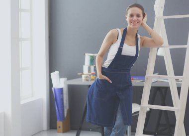 Matkap ayakta yeni ev işçi kadınla.