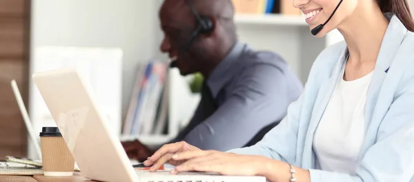 Porträt eines afroamerikanischen Geschäftsmannes mit Headset. — Stockfoto