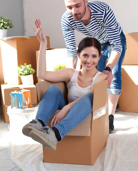 Boldog, fiatal pár, kicsomagolás, csomagolás dobozok vagy mozgó-ba egy új haza. fiatal pár — Stock Fotó