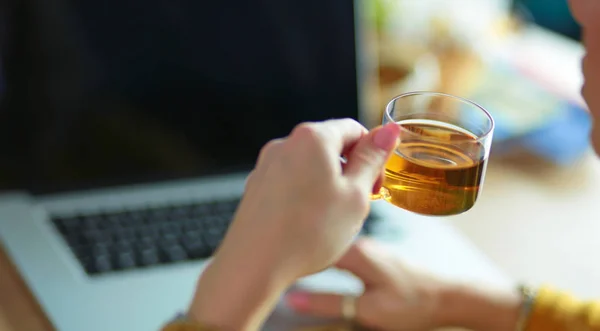 Mujer joven con tarjeta de crédito y el uso de ordenador portátil. Concepto de compras online —  Fotos de Stock