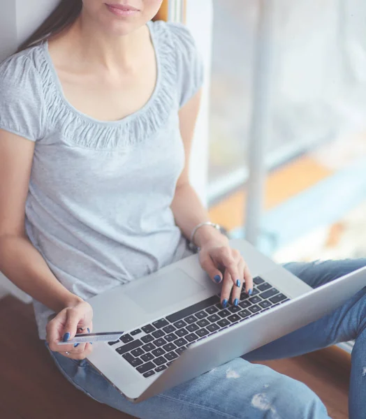 Ung vacker kvinna som använder en bärbar dator hemma. Ung vacker kvinna. — Stockfoto