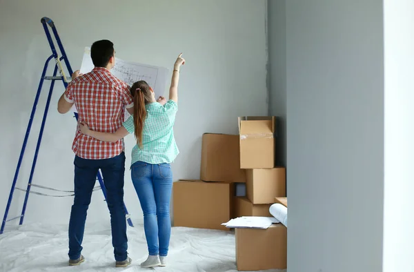 Retrato de una joven pareja mudándose a un nuevo hogar. Pareja joven —  Fotos de Stock