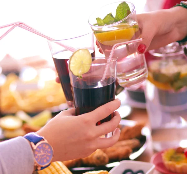 Draufsicht auf eine Gruppe von Menschen beim gemeinsamen Abendessen, während sie am Holztisch sitzen. Essen auf dem Tisch. Menschen essen Fast Food. — Stockfoto