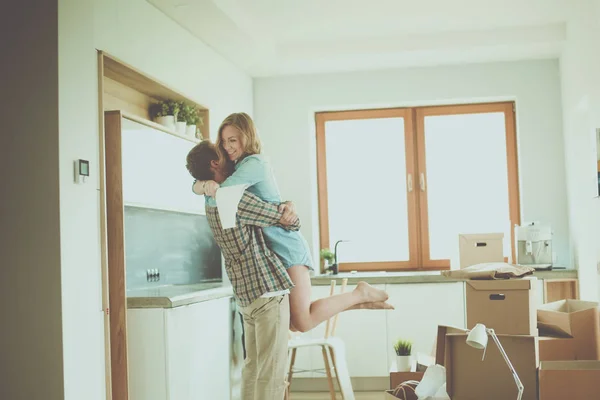 Retrato de una joven pareja mudándose a un nuevo hogar. Pareja joven — Foto de Stock