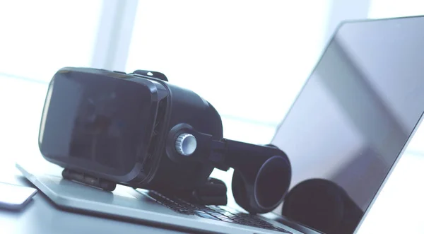 Γυαλιά εικονικής πραγματικότητας στο γραφείο με φορητό υπολογιστή. Δουλειά. 3d τεχνολογία — Φωτογραφία Αρχείου