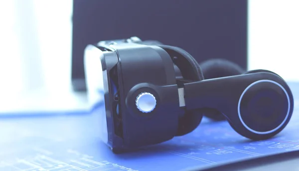 Virtual reality goggles on desk with laptop. business. 3d technology — Stock Photo, Image