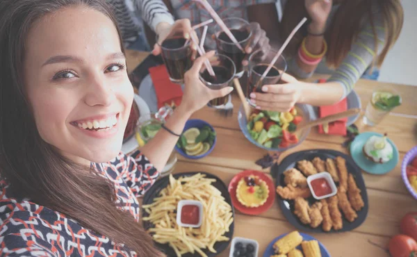 Grupo de pessoas fazendo selfie durante o almoço. Eu mesmo. Amigos. Amigos são fotografados para comer — Fotografia de Stock