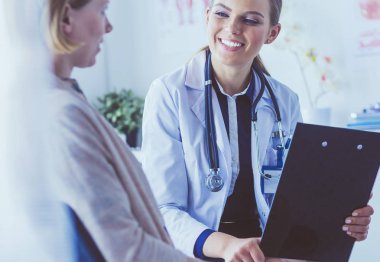 Doktor ve hasta masada otururken bir şey tartışıyorlar. İlaç ve sağlık hizmetleri kavramı