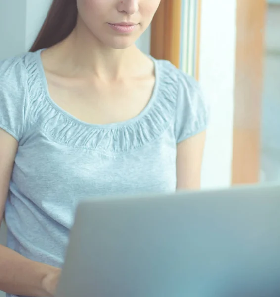 Junge schöne Frau mit einem Laptop-Computer zu Hause. junge schöne Frau. — Stockfoto