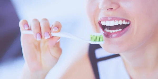 Junges hübsches Mädchen pflegt Mundhygiene mit Zahnbürste. — Stockfoto