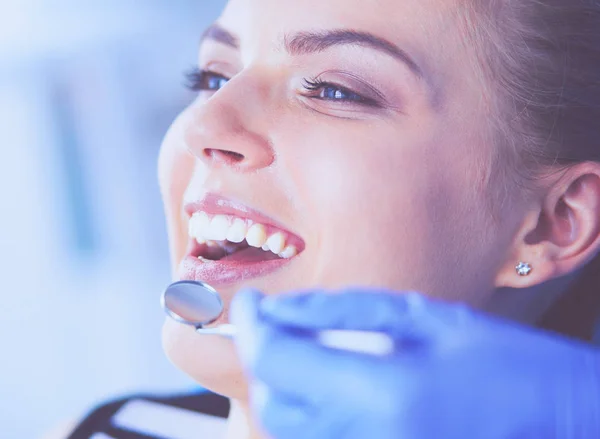 Mujer joven con la boca abierta examinando la inspección dental en el consultorio del dentista. — Foto de Stock