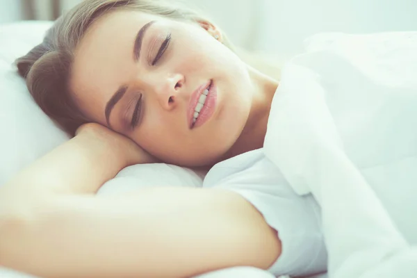 Piękna młoda kobieta Blondynka, Śpiące w łóżku — Zdjęcie stockowe