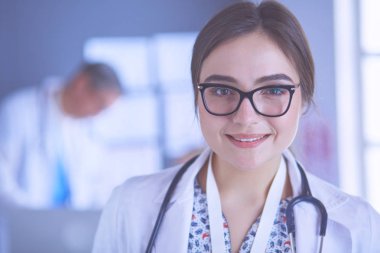 Hastane lobisinde tablet bilgisayar kullanan kadın doktor.