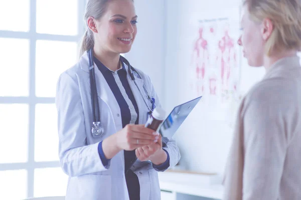 Docteur et patient discutant de quelque chose assis à la table. Médecine et soins de santé concept — Photo