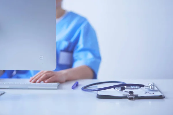 Estetoscopio en el escritorio. Doctor trabajando en el hospital. Salud y concepto médico —  Fotos de Stock