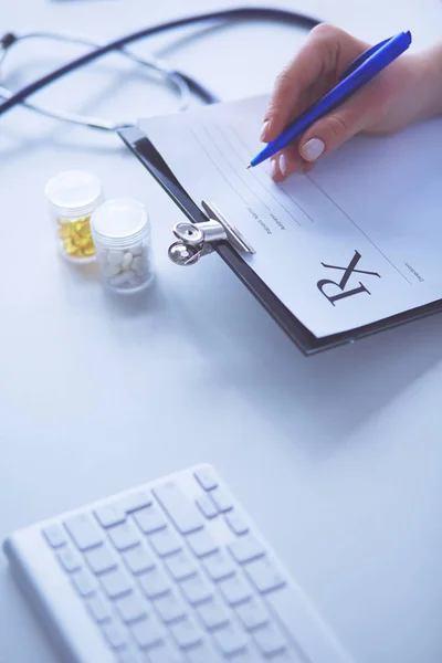 Stethoskop auf gläsernem Schreibtisch mit Laptop im Hintergrund. Medizin oder Apothekenkonzept. Medizinische Werkzeuge am Arzt-Arbeitstisch — Stockfoto