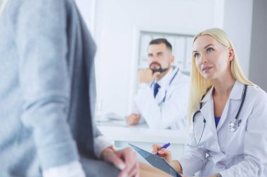 Başarılı tıp doktorları konferansta oturuyor