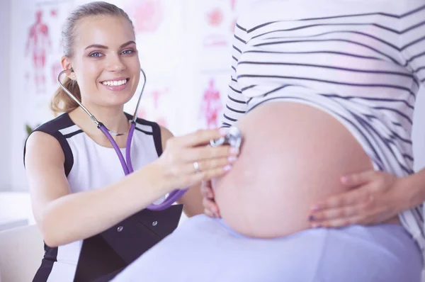 Klinikte hamile kadını muayene eden genç kadın portresi.. — Stok fotoğraf