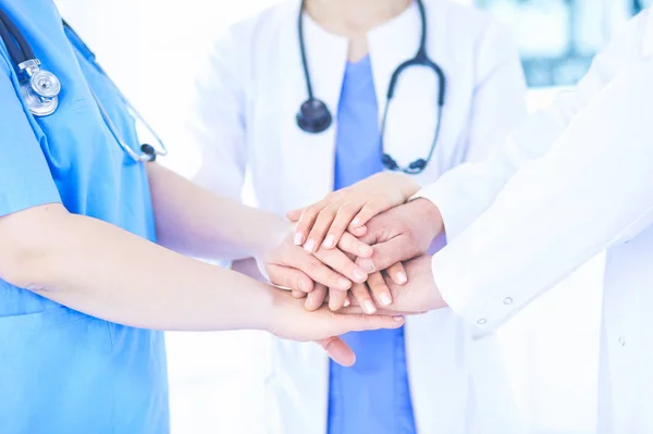 Grupo de médicos poniendo sus manos juntas. Primer plano — Foto de Stock