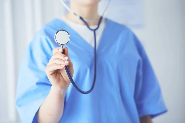 Junger, selbstbewusster Arzt mit Stethoskop in der Hand. Erfolgreiches Karrierekonzept für Ärzte — Stockfoto
