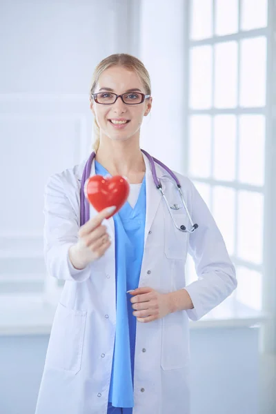 Médecin féminin avec le stéthoscope tenant le cœur — Photo