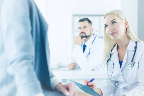 Médicos exitosos están sentados en la conferencia — Foto de Stock