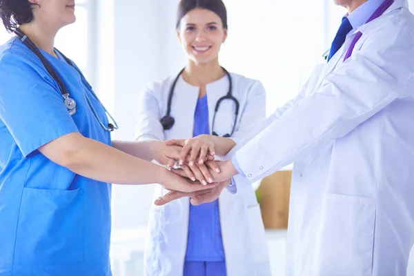Grupo de médicos poniendo sus manos juntas. Primer plano —  Fotos de Stock