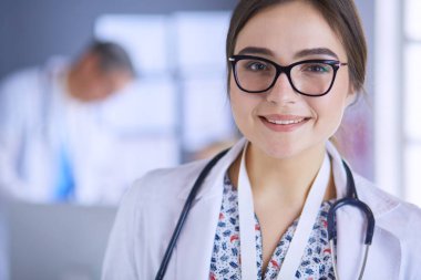 Hastane lobisinde tablet bilgisayar kullanan kadın doktor.