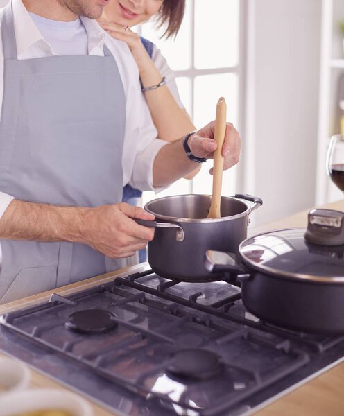 Пара приготовления пищи вместе на кухне дома