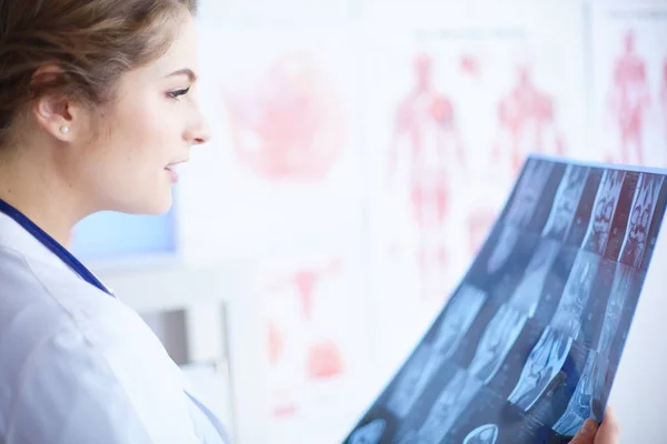 Jonge vrouwelijke arts radioloog werkzaam in de kliniek — Stockfoto