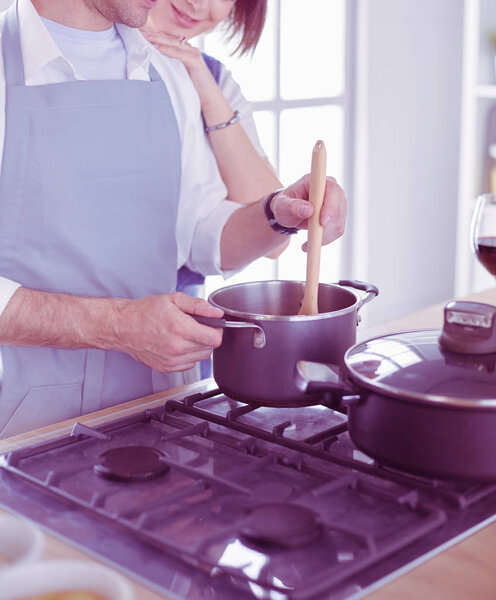 Пара приготовления пищи вместе на кухне дома