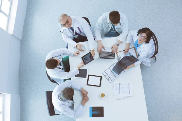 Equipo médico sentado y discutiendo en la mesa, vista superior —  Fotos de Stock