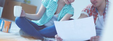 Genç katta oturan ve onlar hakkında tasarruf hesaplama çift. Genç Çift