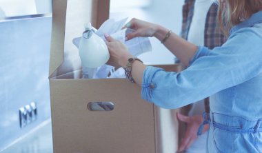 Genç bir çift yeni evde büyük karton kutu taşıyan. Ev taşıma. Genç Çift