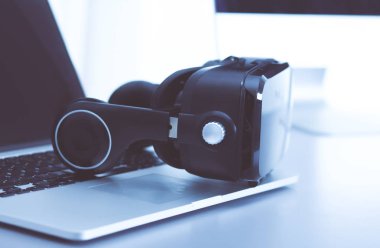 Bilgisayarlı sanal gerçeklik gözlükleri. İş. 3D teknoloji