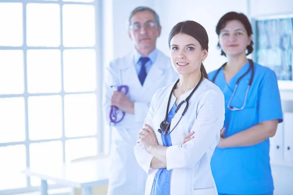 Grupa lekarzy i pielęgniarek stojących w sali szpitalnej — Zdjęcie stockowe