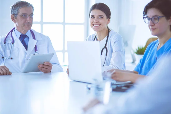 Une équipe médicale sérieuse discute du cas des patients dans un bureau lumineux — Photo