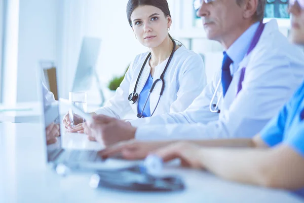 Médicos consultando entre sí en una sala de conferencias del hospital —  Fotos de Stock