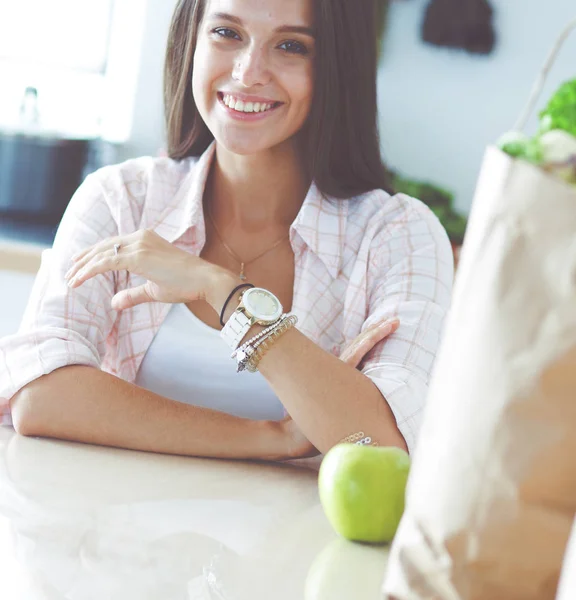 Une jeune femme dans la cuisine. Jeune femme — Photo