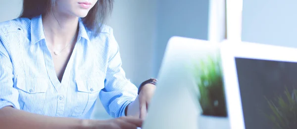 Mladá žena sedí v kanceláři a dívá se na monitor notebooku. Mladá žena — Stock fotografie