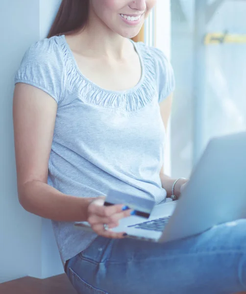 Joven hermosa mujer usando una computadora portátil en casa. Joven hermosa mujer . —  Fotos de Stock