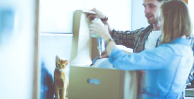 Genç bir çift yeni evde büyük karton kutu taşıyan. Ev taşıma. Genç Çift