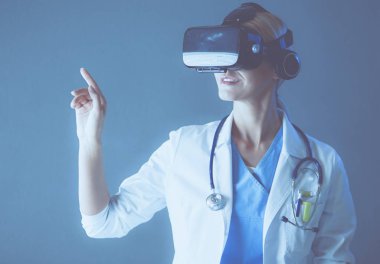 Sanal gerçeklik gözlüğü takan kadın doktor beyaz arka planda izole edilmiş..