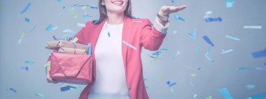 Hediye kutusu ile konfeti kutlama partisinde güzel mutlu kadınla. Doğum günü veya yeni yıl arifesi kavramı kutlama